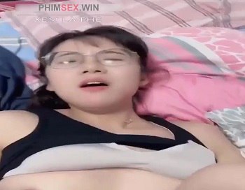 Gái xinh kính cận chịch cực thích
